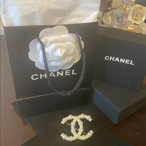 Chanel Pearl brooch with accent crystals in Gold